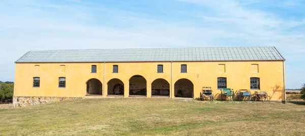 Old Wagons at Clarendon House — Stock Photo, Image