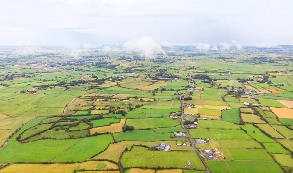 Εναέρια θέα των ιρλανδικών αγροκτημάτων και σπιτιών — Φωτογραφία Αρχείου