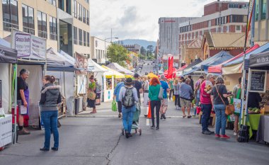 Hobart, Avustralya - 17 Şubat 2019: Tazmanya, Avustralya 'daki Hobart' taki Çiftlik Kapısı Pazarı 'nda Alışverişçiler.