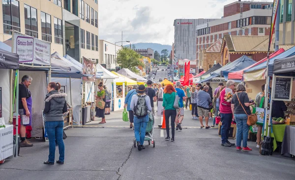 Hobart, Avustralya - 17 Şubat 2019: Tazmanya, Avustralya 'daki Hobart' taki Çiftlik Kapısı Pazarı 'nda Alışverişçiler.