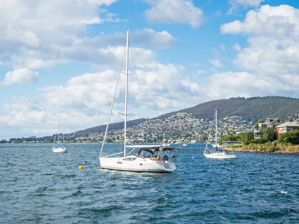 Jachty zakotvené mimo Hobart — Stock fotografie
