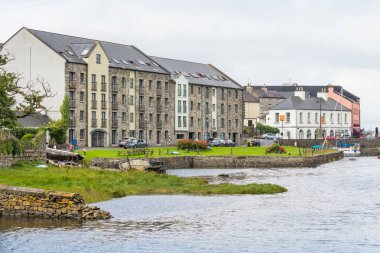 Westport Limanı 'na bakan binalar