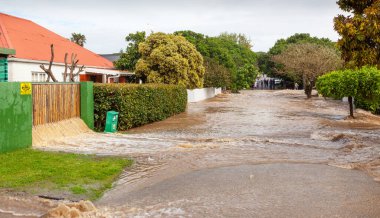 BUSHMANS RIVER, Güney Afrika - 18 Ekim 2012: Güney Afrika 'nın Doğu Burnu' ndaki Bushmans Nehri 'nde sel suları.
