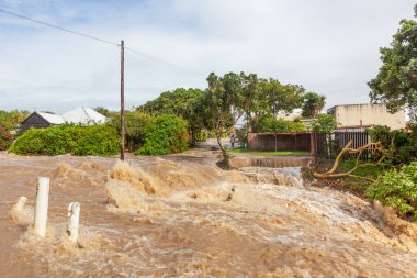 Güney Afrika 'nın Doğu Burnu' ndaki Bushmans Nehri 'nde sel suları.