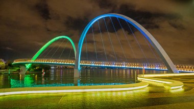 Elizabeth Quay Köprüsü, Batı Avustralya 'nın Perth kentinde Elizabeth Quay' in ikonik mimari özelliklerinden biri, yaya ve bisikletçilere açık 20 metrelik bir asma köprüdür..