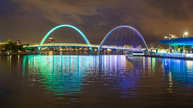 PERTH, AUSTRALIA - 27 Haziran 2020: Elizabeth Quay Köprüsü, Perth, Batı Avustralya 'da Elizabeth Quay' in ikonik bir mimari özelliğidir..