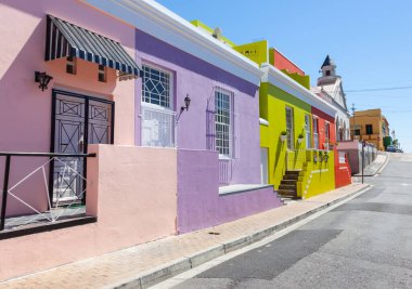 Bo Kaap 'ta bir sokakta renkli kulübeler, eski adıyla Malay Mahallesi, Cape Town, Güney Afrika.
