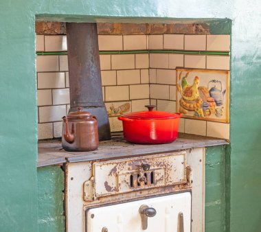 DONNELLY RIVER, AUSTRALIA - 24 Eylül 2020: Metters, Avustralyalı bir firma tarafından 1891 yılında kurulan fırın ve fırın markası. Popüler Metters Geliştirilmiş Fırın 2, ahşap ateşi kullanarak yukarıyı ısıttı ve aşağıyı da bir fırın yaptı..