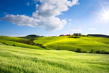 İtalya kırsal manzara Tuscany tepeler haddeleme ile; günbatımı çiftlik üzerinde lan