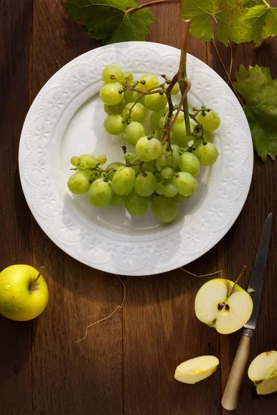健康食品 有機の新鮮なジューシーなぶどうとテーブルの上のリンゴ — ストック写真