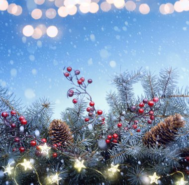 Sanat Noel ağacı ve tatil dekorasyon mavi kar arka plan üzerinde ışık