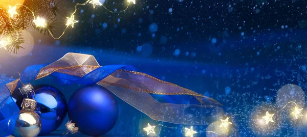 Kunst Weihnachtsbaum Licht Und Feiertagsdekoration Auf Blauem Schnee Hintergrund — Stockfoto