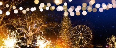 Noel ağacı süsleme ve tatil Noel Sezon pazarda eski şehir sokak ışıkları