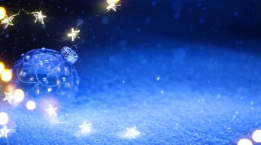 Mavi kar arka plan üzerinde sanat Noel ağacı ışık ve tatil dekorasyon