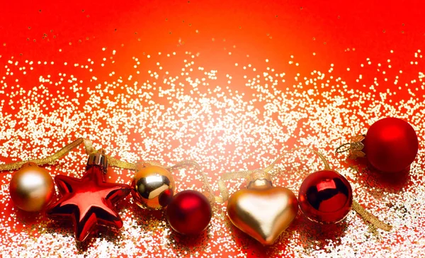 金黄灯与圣诞树装饰在红色背景 明亮的装饰为愉快的圣诞节问候消息 — 图库照片
