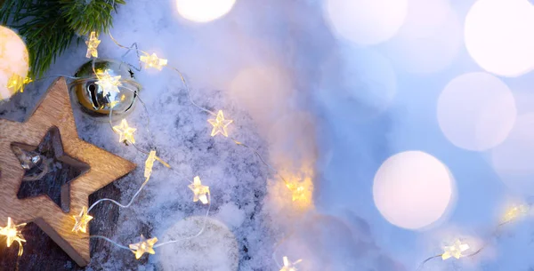 Fundo Luz Natal Árvore Natal Com Neve Decorada Com Luzes — Fotografia de Stock