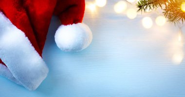 Noel tebrik kartı arka plan; Noel Baba şapkaları ve Noel ağacı ışık