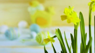 Mutlu Paskalya; Paskalya yumurtaları ve Paskalya tavşanı mavi masa arka plan üzerinde