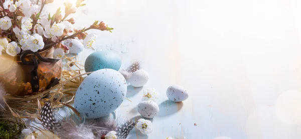 Světlé Pozadí Velikonoční Velikonoční Vejce Koš Jarním Květy Modré Tabulce — Stock fotografie