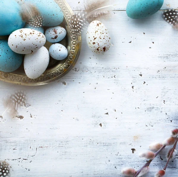 Fond Pâques Ensoleillé Avec Des Œufs Pâques Sur Table Blanche — Photo