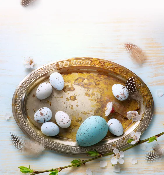 Ovos Páscoa Com Flores Primavera Backgroun Madeira Branca — Fotografia de Stock
