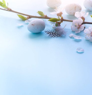 Mavi adam bahar çiçekleri ile Paskalya yumurtaları