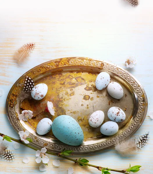 Ευτυχισμένο Πάσχα φόντο? Πασχαλινά αυγά με ανοιξιάτικα λουλούδια της Πεντηκοστής — Φωτογραφία Αρχείου