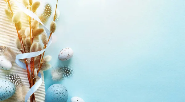 Renkli Paskalya yumurtaları ve sprin çiçekler ile Paskalya tebrik kartı — Stok fotoğraf