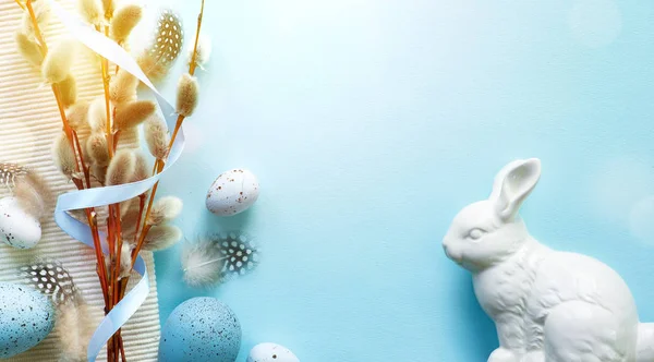 Cartão de Páscoa com ovos de páscoa coloridos e flores de sprin — Fotografia de Stock