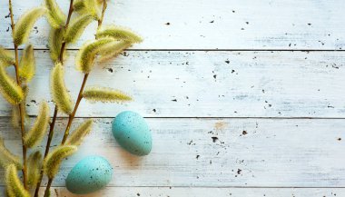 Merhaba bahar; Taze çiçekler ve Paskalya örneğin ile Paskalya arka plan