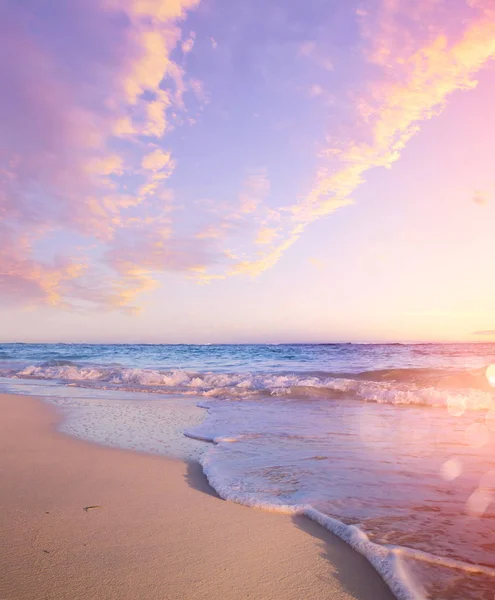 Summer Beach Arrière-plan - Belle sable et la mer et la lumière du soleil — Photo