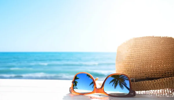 Summer tropical beach background; glasses and palm tree reflex — Stock Photo, Image