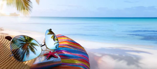 Sommerurlaub; tropischer Strand Hintergrund; — Stockfoto