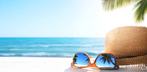 Fondo de vacaciones de playa tropical soleada; gafas y palmera —  Fotos de Stock