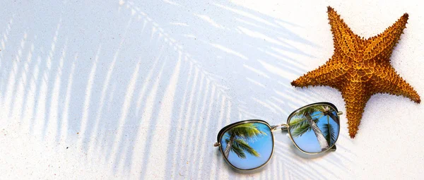 Concetto estivo, conchiglia di stelle marine e occhiali da sole sul tropicale essere — Foto Stock