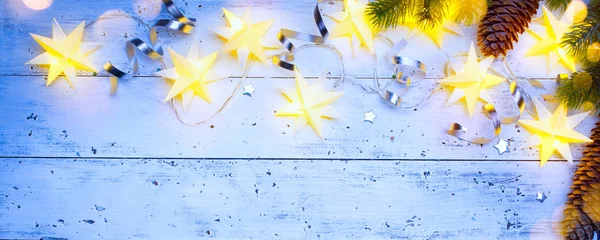 Kerstdecoratie in vintage stijl bij oude blauwe houten plank — Stockfoto