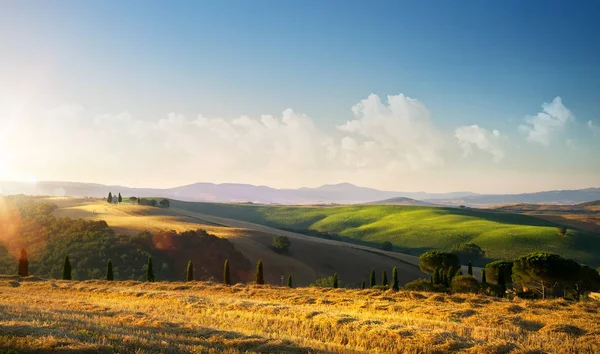 Puesta de sol sobre el paisaje rural de otoño Toscana; colinas ondulantes — Foto de Stock