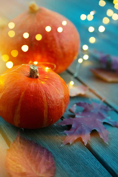 Otoño calabaza y días festivos decoración ligera en mesa de madera; th —  Fotos de Stock