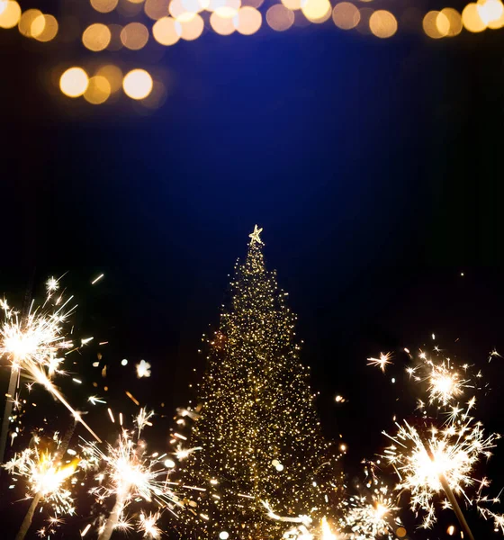 Abstrakte Weihnachtshintergrund mit Weihnachtsbaum und Feiertage l — Stockfoto