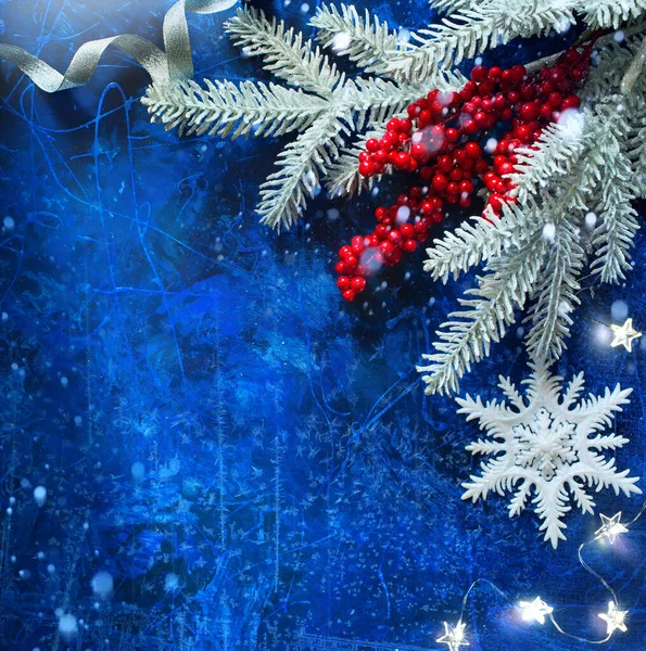 Kerstboom met glanzend licht op blauwe achtergrond — Stockfoto