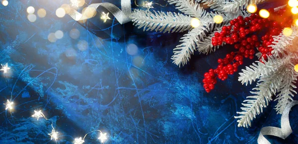 Weihnachtsbaum mit leuchtenden Weihnachtslichtern auf blauem Hintergrund — Stockfoto