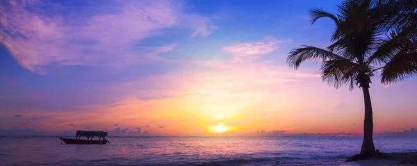美丽的日出 美丽的风景 热带岛屿海滩 棕榈树和渔船A — 图库照片