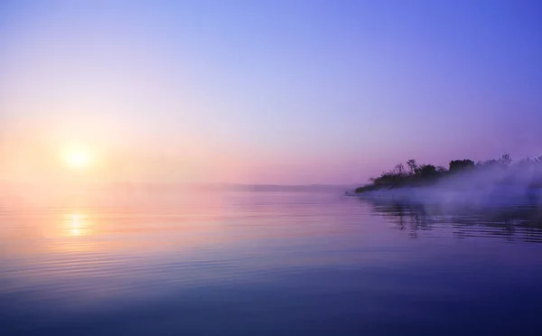 Hermoso Amanecer Rosa Sobre Calma Wate —  Fotos de Stock