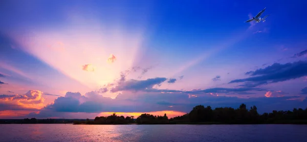 Schöner Sonnenaufgang Über Dem Flusswasser — Stockfoto