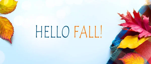 Hallo Herbstbotschaft Mit Herbstblättern Und Warmem Schal Auf Blauem Hintergrund — Stockfoto