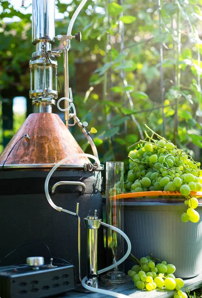 Hausgemachte Moonshine Weinbereitung Weiße Trauben Und Mondschein Noch Für Die — Stockfoto