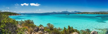 Panoramica sul bellissimo mare turchese e cristallino della baia di Petra Ruja - Costa nord est della Sardegna