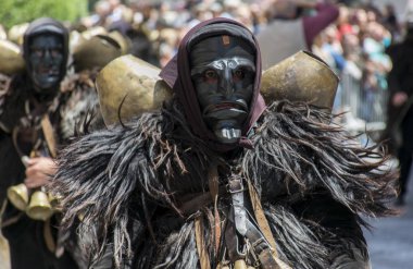 Sassari, Italia - 21 Maggio 2017 - Parata cavalcata sarda - Uomo vestito con suit mi tradizionali sardi - Mamuthones di Mamoiada