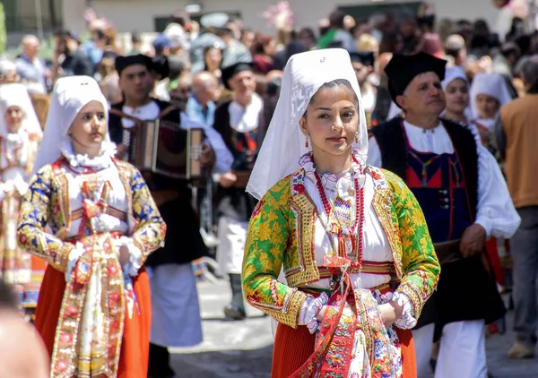 サッサリ イタリア 2017年5月21日 サルデーニャのライドパレード 伝統的なサルデーニャの衣装を着た女性と男性のカップル — ストック写真