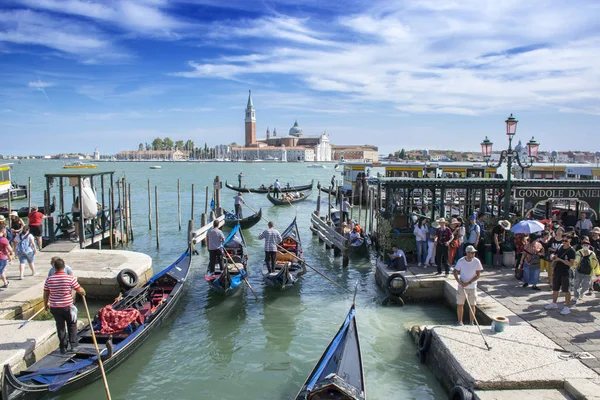 Venezia, 17 agosto 2019 16: 00, uscita delle gondole dal ponte dei sospiri, di fronte alla Basilica di San Giorgio Maggiore